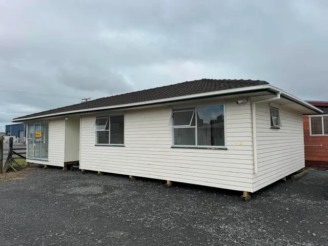 White ranch relocatable home